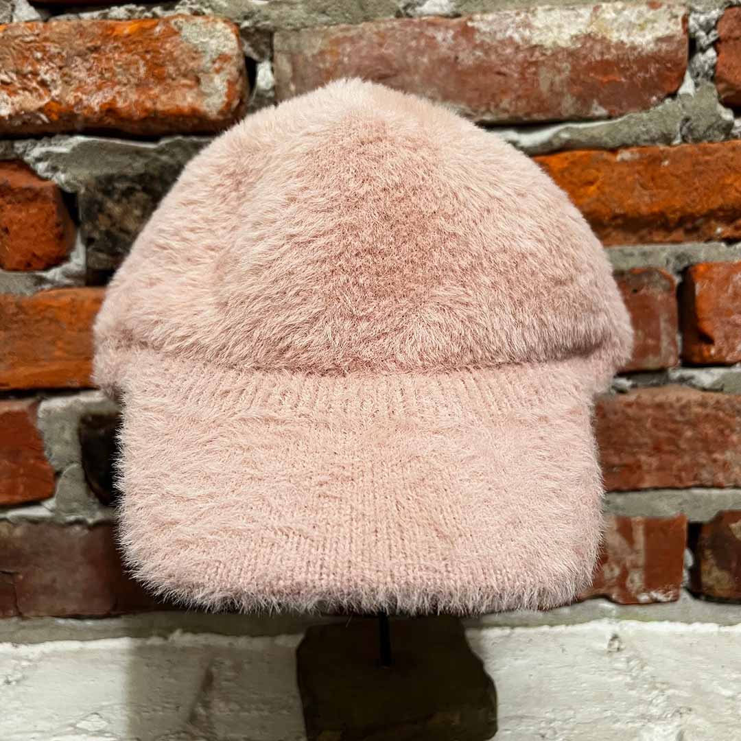 Fuzzy Pom Pom Cap, cremefarben, Bommel oben, Frontansicht mit weichem Pelzstoff