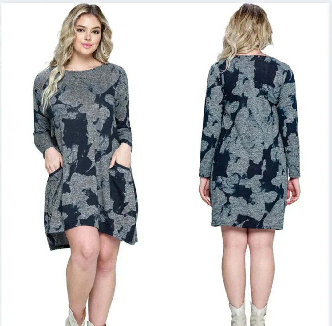 Graues Camouflage-Sweaterkleid, Rückansicht mit Rundhalsausschnitt und langen Ärmeln