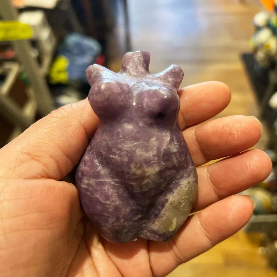 Lepidolit-Göttin-Kristall in Violett, violette Oberfläche und geschnitzte Kopf-Form