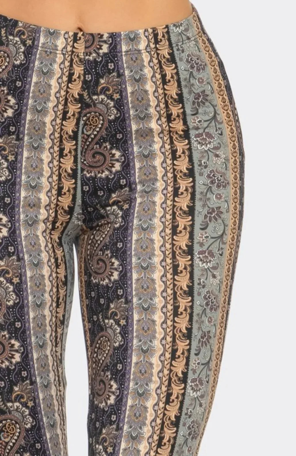 Denim & Paisley Flare Pants, Bund-Detail, Paisleystreifen in hellen und dunklen Tönen