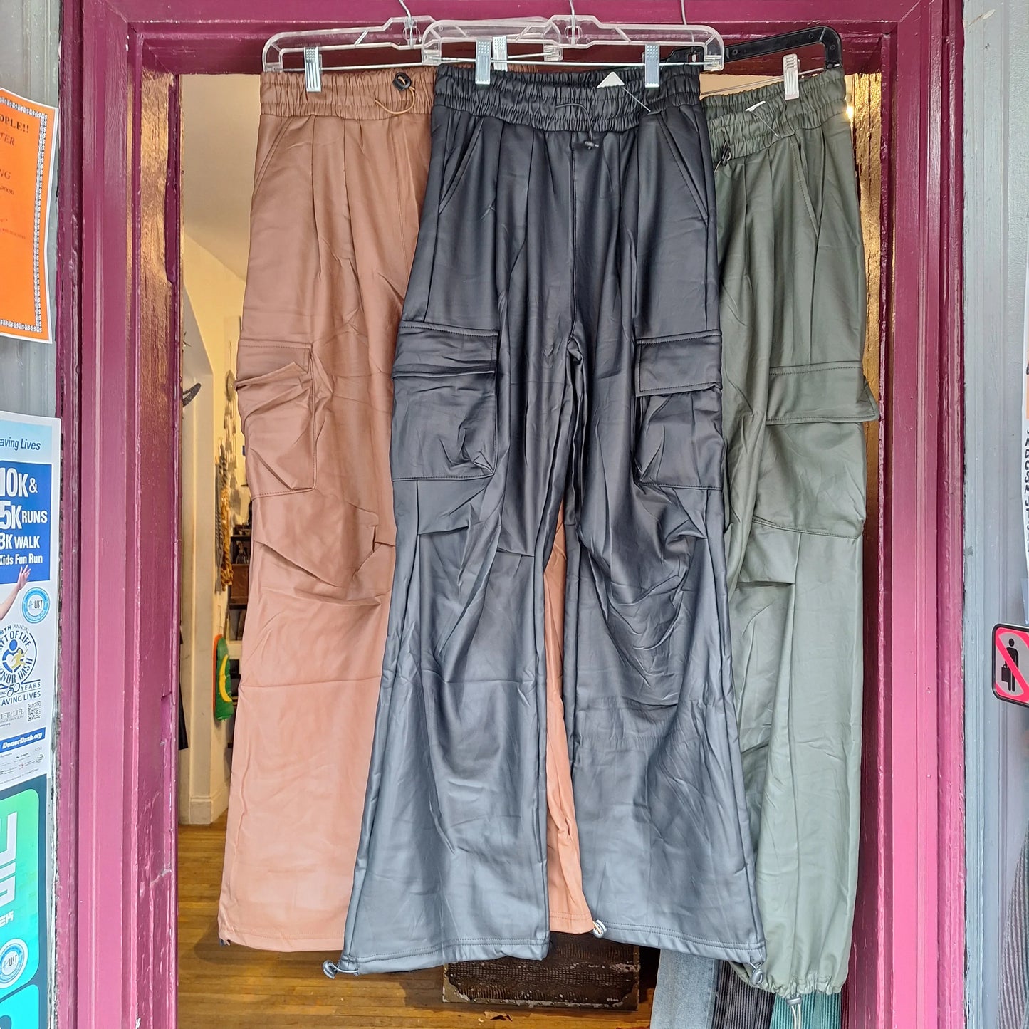 Vegan Leather Cargo Pants, Cargohose in mehreren Farben: beige, dunkelgrau, olivgrün