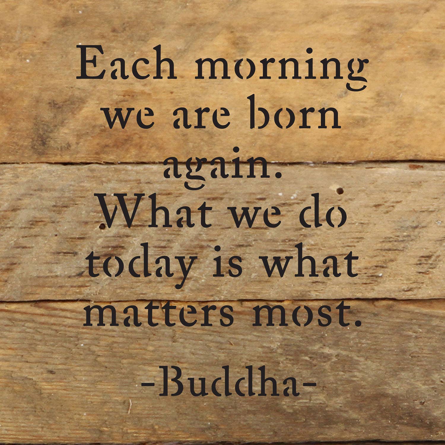 6x6 Holzschild: schwarze Schrift „Each morning we are born again…“