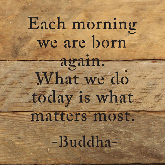 6x6 Holzschild: schwarze Schrift „Each morning we are born again…“