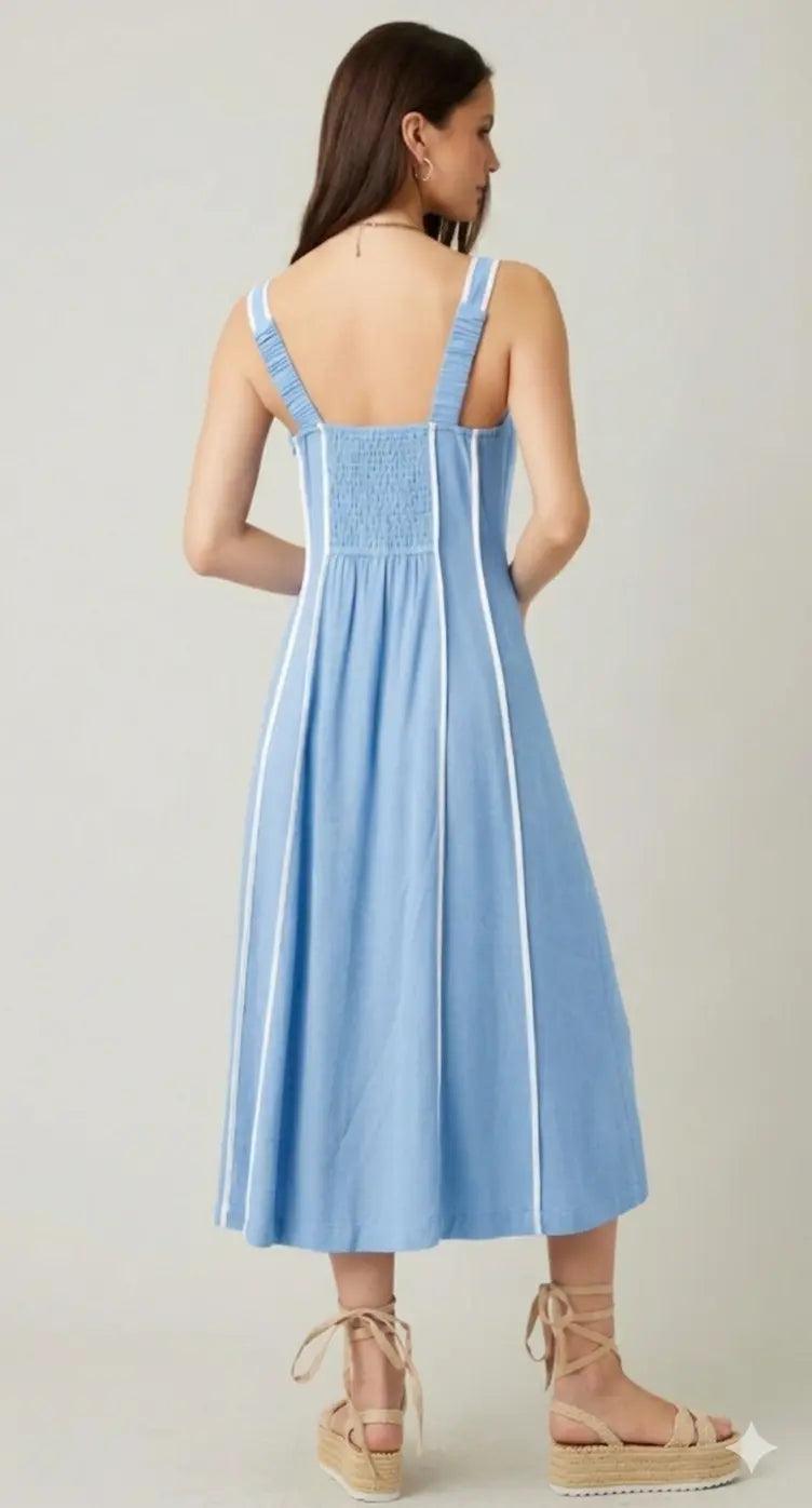 Vestido midi celeste con rayas verticales, vista trasera con tirantes en la espalda
