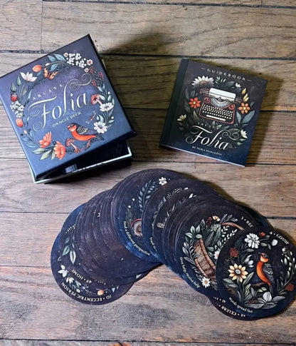Folia Oracle Deck Boxen und runder Mondkartenstapel mit Vogel-Illustration