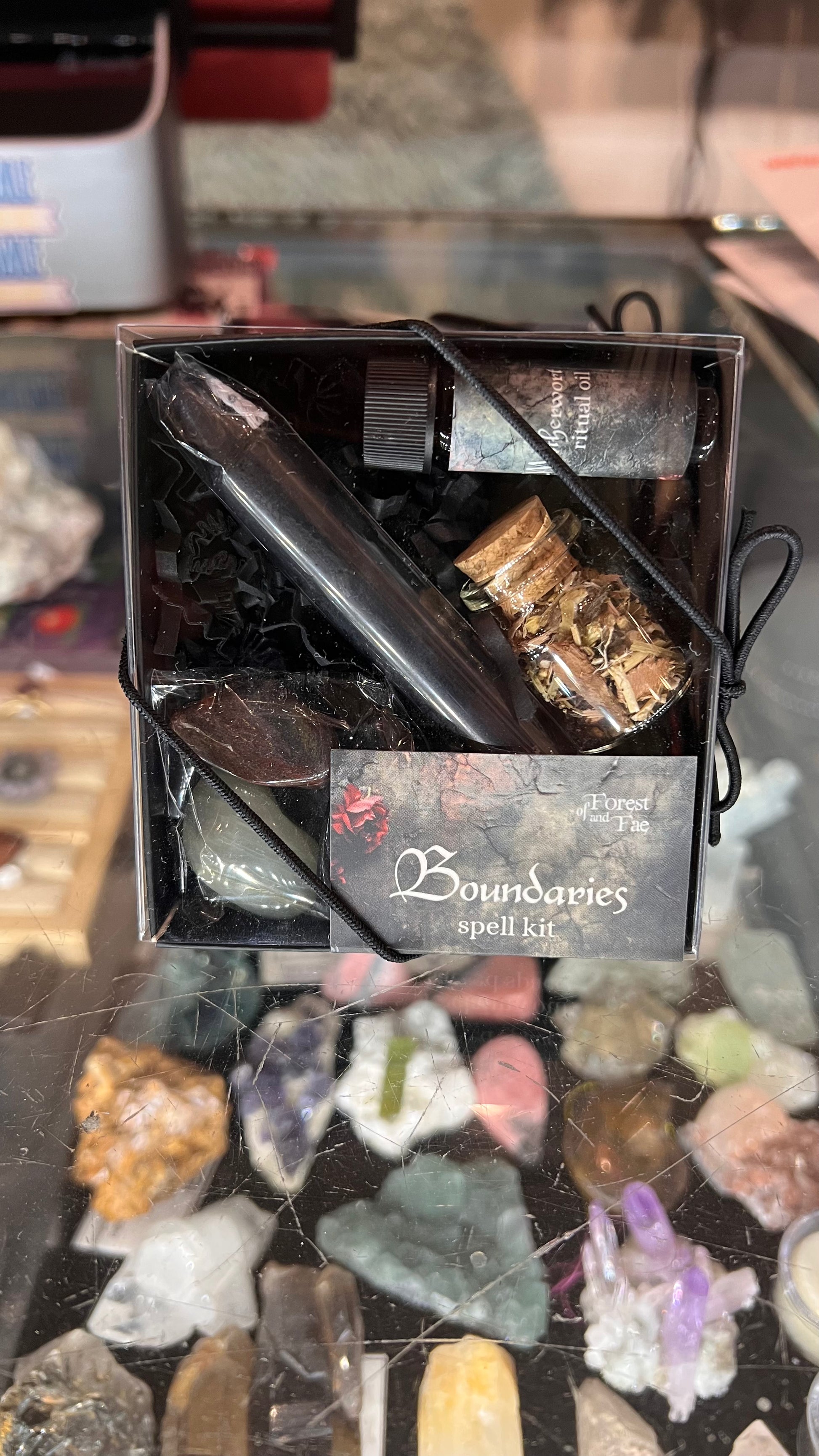 Spell Kit „Boundaries“ mit schwarzem Zauberstab und Karten-Set in transparenter Box
