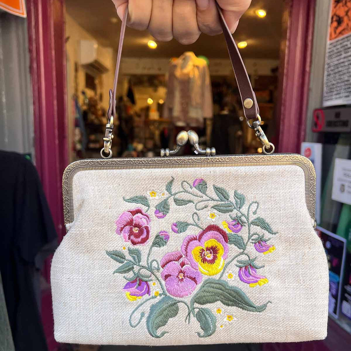 Kiss Lock Chain Crossbody Bags