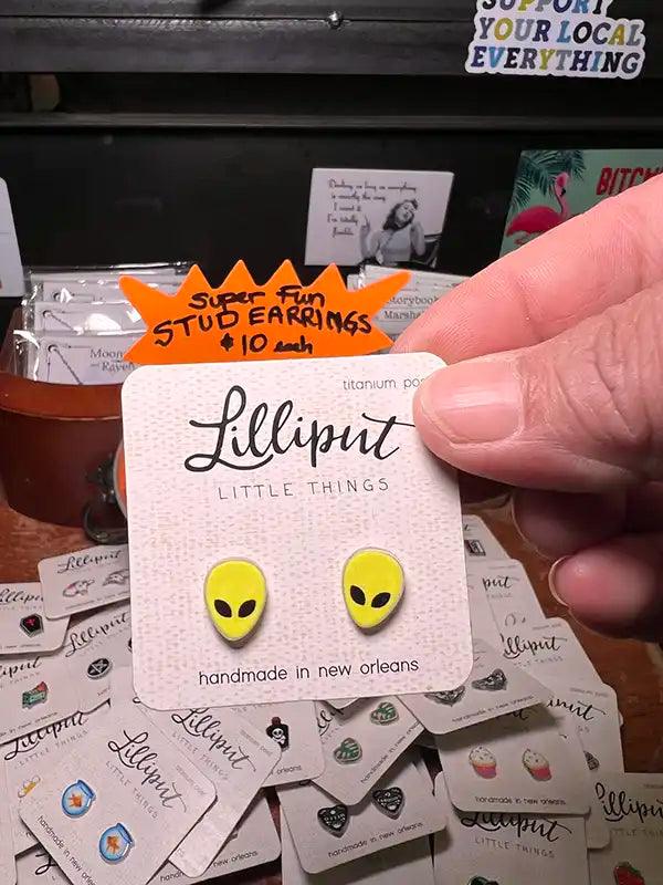 Alien head stud earrings with yellow faces and black eyes details